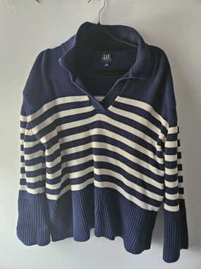 GAP Women's Navy and Cream Striped V-Neck 100% Cotton Sweater